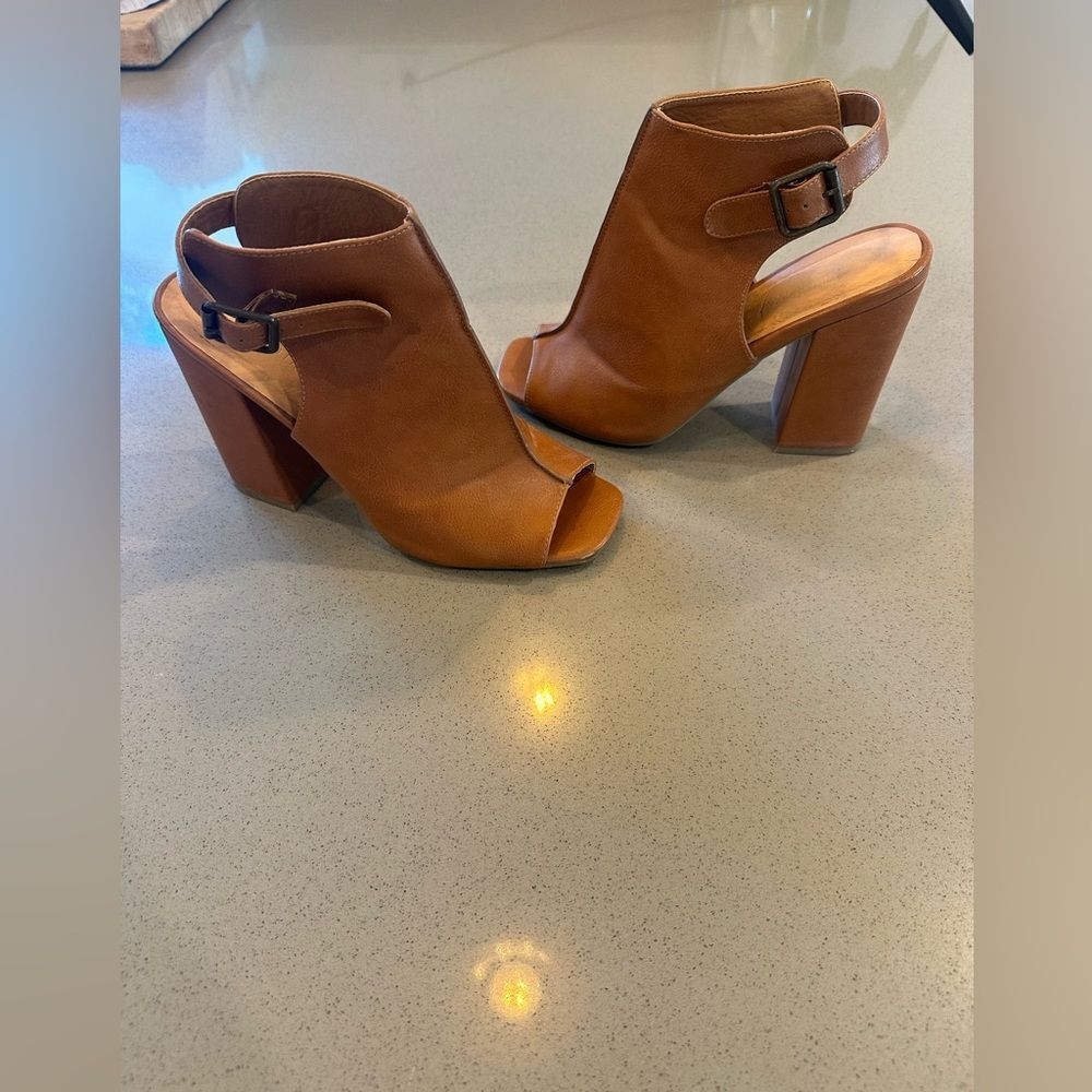 Wild Diva Brown Color Peep Toe Ankle Heel Bootie w/ adjustable strap Size 9
